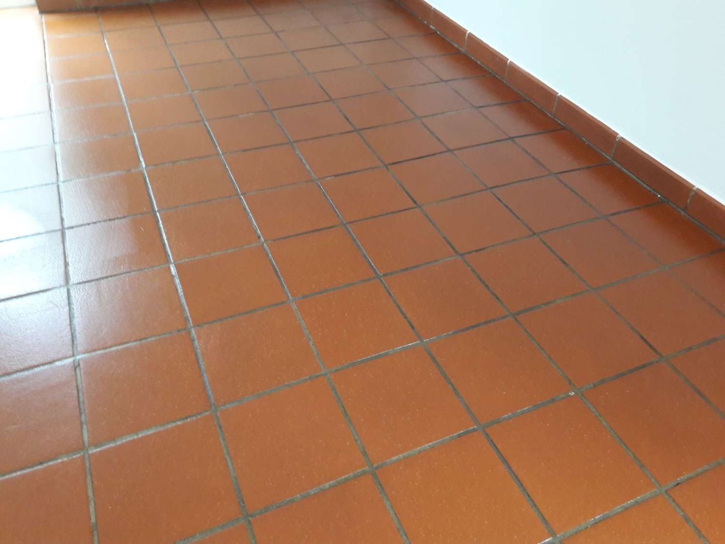 maschinelle Reinigung von Fliesenboden