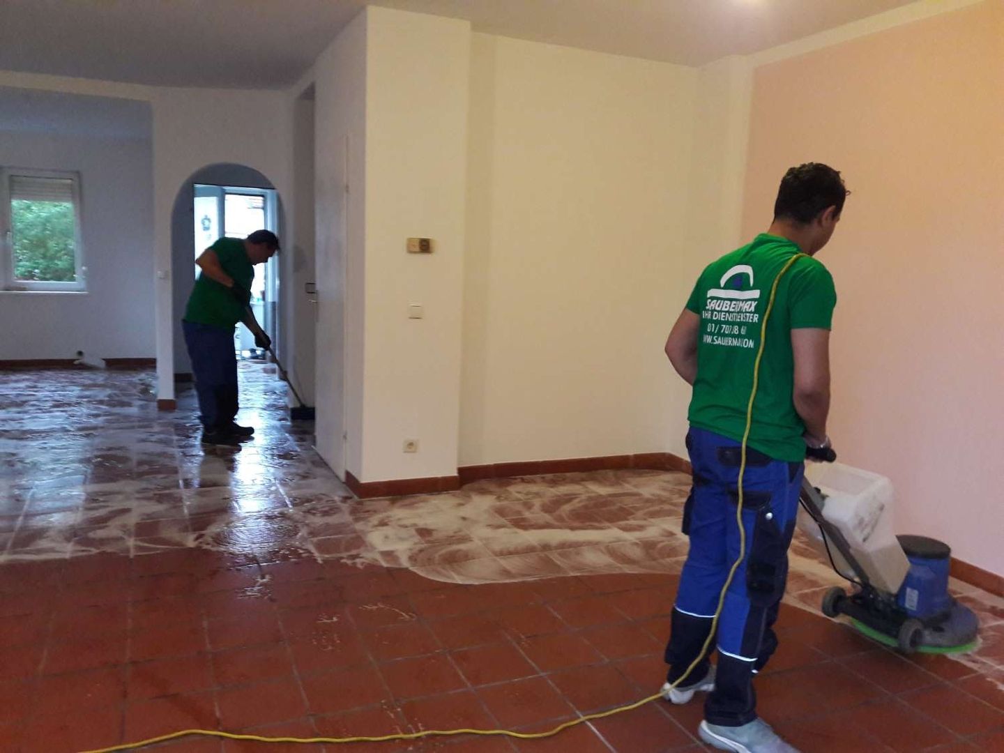 maschinelle Reinigung von Fliesenboden