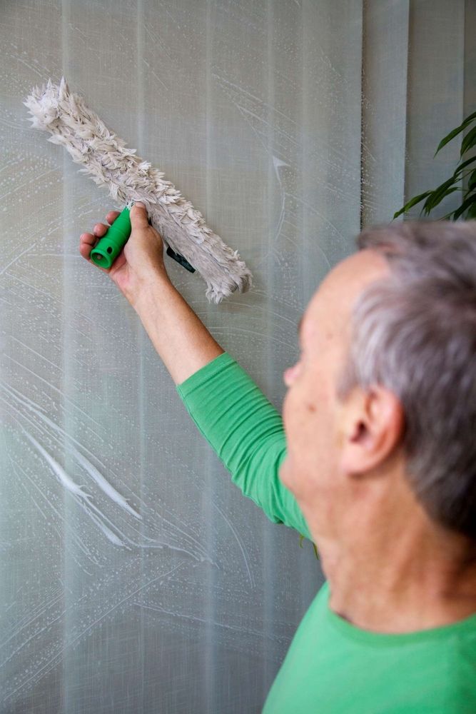 Mitarbeiter beim Fensterputzen